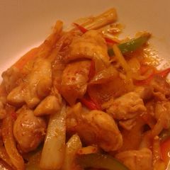 A picture of Kai pad Namprik Pao or stir fry chicken in chillies paste in oil.