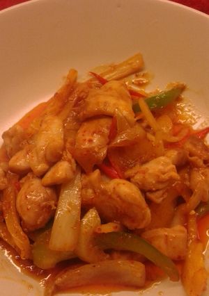 A picture of Kai pad Namprik Pao or stir fry chicken in chillies paste in oil.