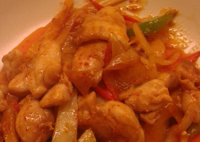 Steps to Prepare Any-night-of-the-week Kai pad Namprik Pao or stir fry chicken in chillies paste in oil