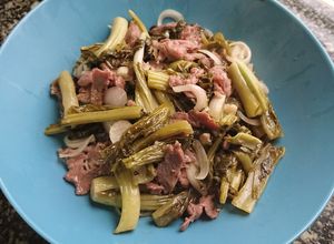 Hình của món Thịt bò xào dưa cải chua.