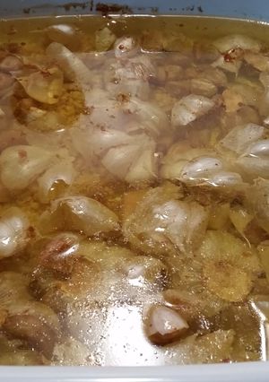 A picture of Roasted Garlic infused Olive oil.