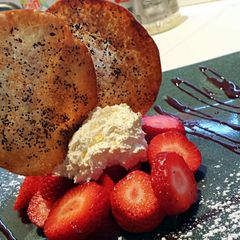 A picture of Ray's' Strawberry Wonton Crisp.