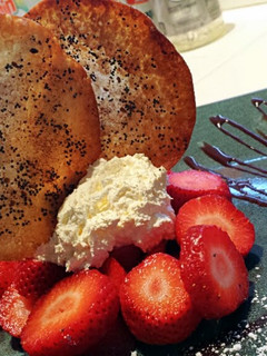A picture of Ray's' Strawberry Wonton Crisp.
