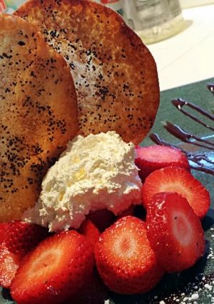 A picture of Ray's' Strawberry Wonton Crisp.