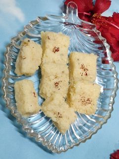 डेसिकेटेड खोबरा वडी (desiccated khobra wadi recipe in marathi) रेसिपी चे मुख्य फोटो 