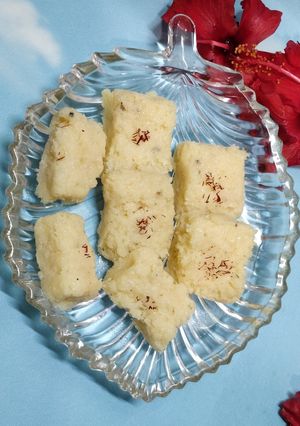 डेसिकेटेड खोबरा वडी (desiccated khobra wadi recipe in marathi) रेसिपी चे मुख्य फोटो 