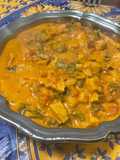 Poulet et lard aux poivrons, tomates, épices et lait de coco
