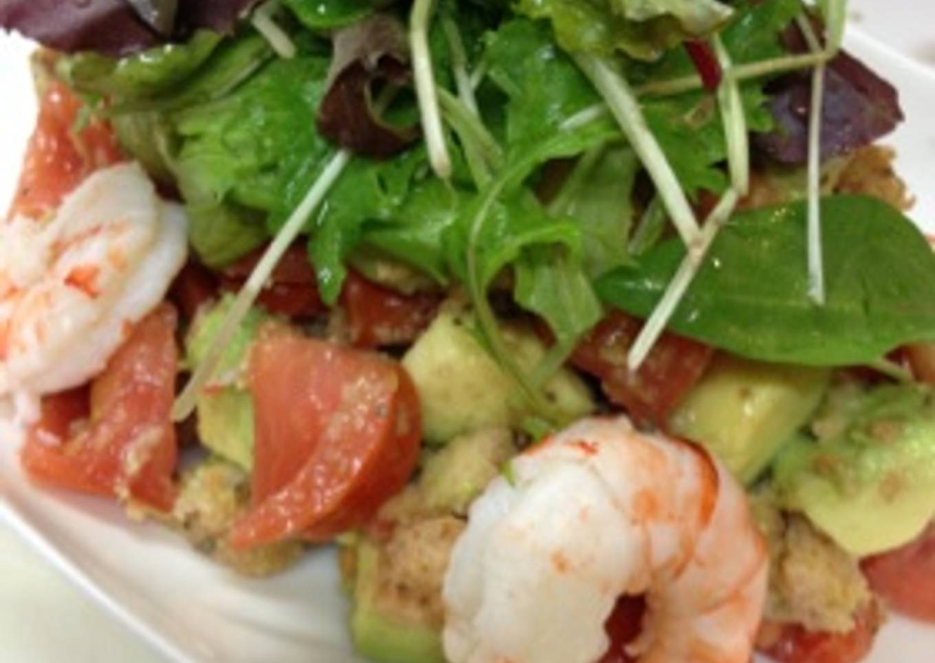 Panzanella with avocado, shrimp and tomatoes