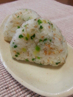A picture of Onigiri (Rice Balls) with Shirasu and Green Onions Stir-Fried in Sesame Oil.