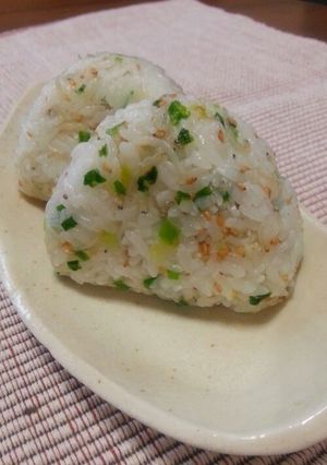 A picture of Onigiri (Rice Balls) with Shirasu and Green Onions Stir-Fried in Sesame Oil.