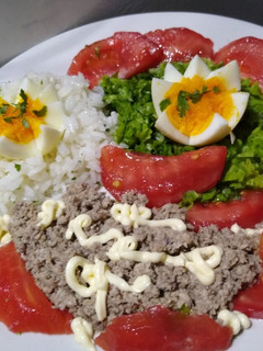 Una foto de Atún con Ensaladas para almuerzo o cena. ¡Rápido!