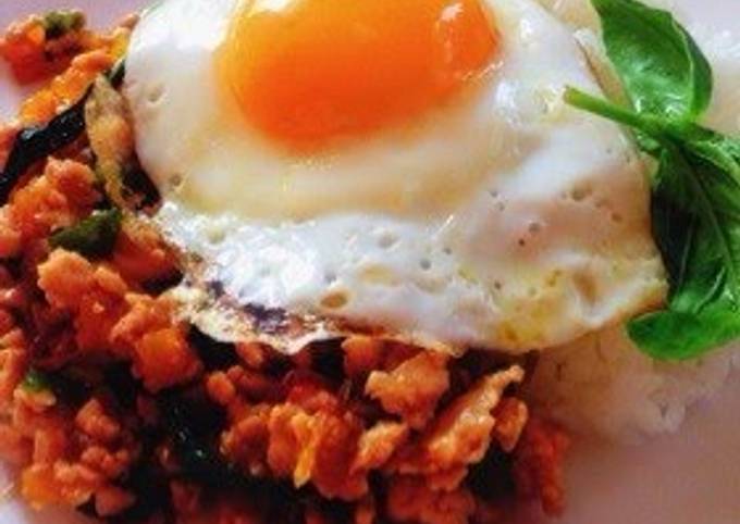 Pad Ga-prao (Spicy Minced Chicken on Rice with Fried Egg)