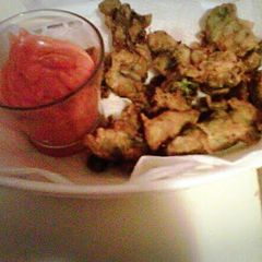 A picture of Can Fried Oysters & Sriracha Dipping Sauce.