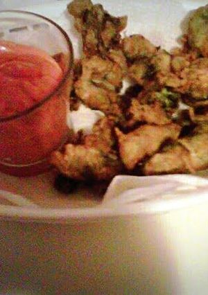 A picture of Can Fried Oysters & Sriracha Dipping Sauce.