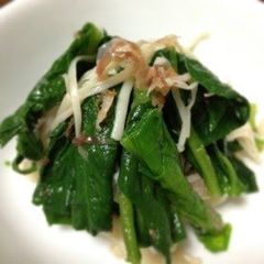 A picture of Easy Side Dish! Boiled Spinach and Enoki Mushrooms with Shiro Dashi.