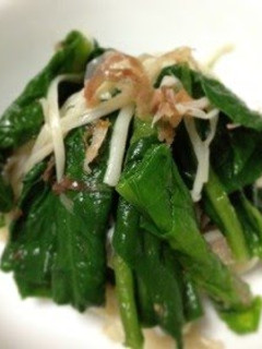 A picture of Easy Side Dish! Boiled Spinach and Enoki Mushrooms with Shiro Dashi.