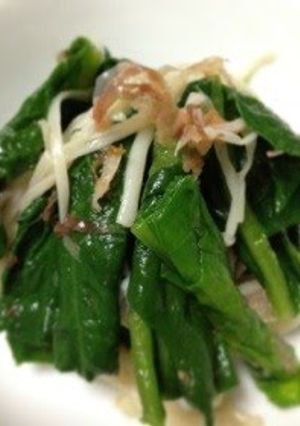 A picture of Easy Side Dish! Boiled Spinach and Enoki Mushrooms with Shiro Dashi.