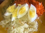 Una foto de arroz ensalada tibia