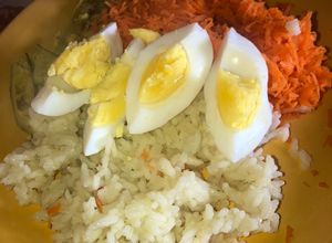 Una foto de Ensalada tibia de arroz con huevo y palta 👌