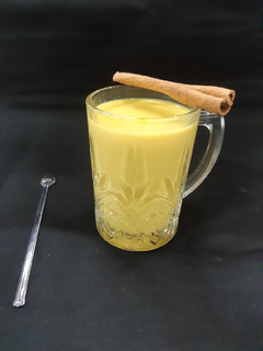 સ્પાઈસી ટરમરીક ટી (Spicy Turmeric Tea) રેસીપી મુખ્ય ફોટો