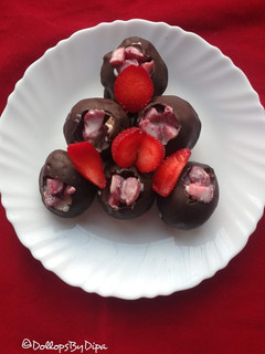 चॉकलेट पूरी विथ क्रीम स्ट्रॉबेरी (Chocolate puri with cream Strawberry recipe in Hindi) रेसिपी मुख्य फोटो