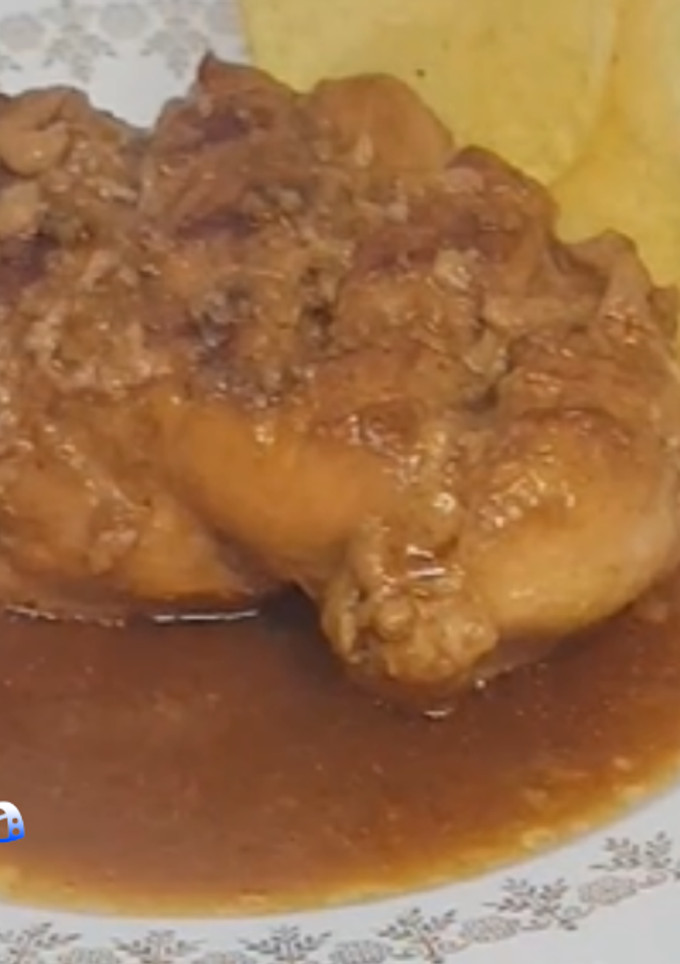 Una foto de Pechugas de pollo enteras en salsa (jugositas)