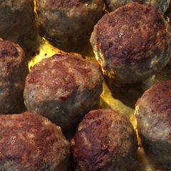 A picture of Italian meatballs.