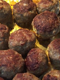 A picture of Italian meatballs.