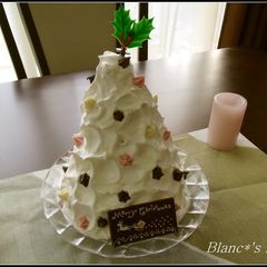 Tree-Shaped Christmas Cake A picture of Tree-Shaped Christmas Cake.