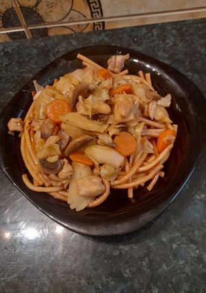Szójaszószos csirkecomb filés zölséges píritott makaróni tészta recept fotója