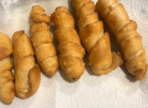 Una foto de Tequeños y pastelitos