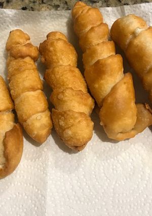 Una foto de Tequeños y pastelitos