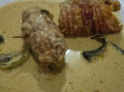 Una foto de pollo con crema y tocino