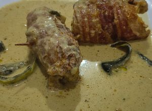 Una foto de Rollitos de pechuga con queso y tocino