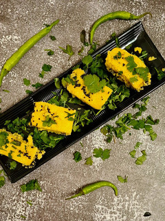ખમણ ઢોકળાં (Khaman Dhokla Recipe In Gujarati) રેસીપી મુખ્ય ફોટો