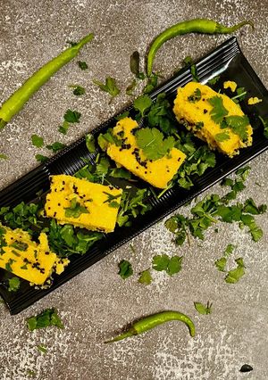 ખમણ ઢોકળાં (Khaman Dhokla Recipe In Gujarati) રેસીપી મુખ્ય ફોટો