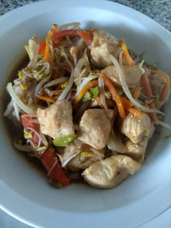 Una foto de Chop suey de pollo. Apta celíacos