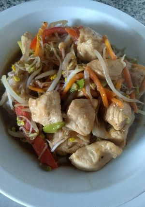 Una foto de Chop suey de pollo. Apta celíacos
