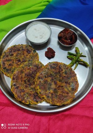 મેથીના થેપલા (Methi Thepla Recipe In Gujarati) રેસીપી મુખ્ય ફોટો