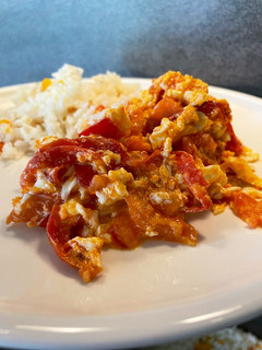 Una foto de Tomate frito con huevo revuelto