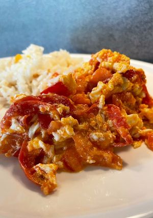 Una foto de Tomate frito con huevo revuelto