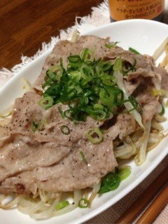 A picture of Money Saving & Low Calorie! Steamed Pork and Bean Sprouts.