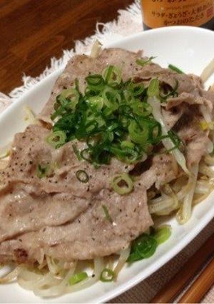A picture of Money Saving & Low Calorie! Steamed Pork and Bean Sprouts.