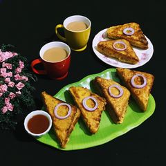 A picture of Stuffed Bread Pakoda.