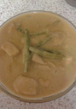 A picture of Moes Honey Chicken Curry.