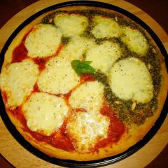 A picture of Genovese & Margherita Pizza.