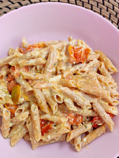 Una foto de Pasta con tomates cherry y queso feta