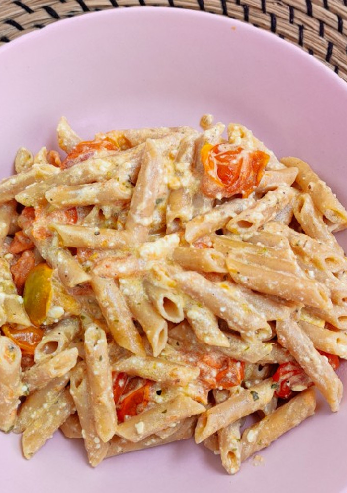 Una foto de Pasta con tomates cherry y queso feta