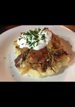 Sült csirkecomb,  savanyúkáposzta ágyon recept fotója
