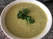 Una foto de mayo ajo cilantro